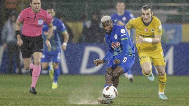Fenerbahçe, Çaykur Rizespor'u 3-1 mağlup etti Fenerbahçe, Çaykur Rizespor'u 3-1 mağlup etti
