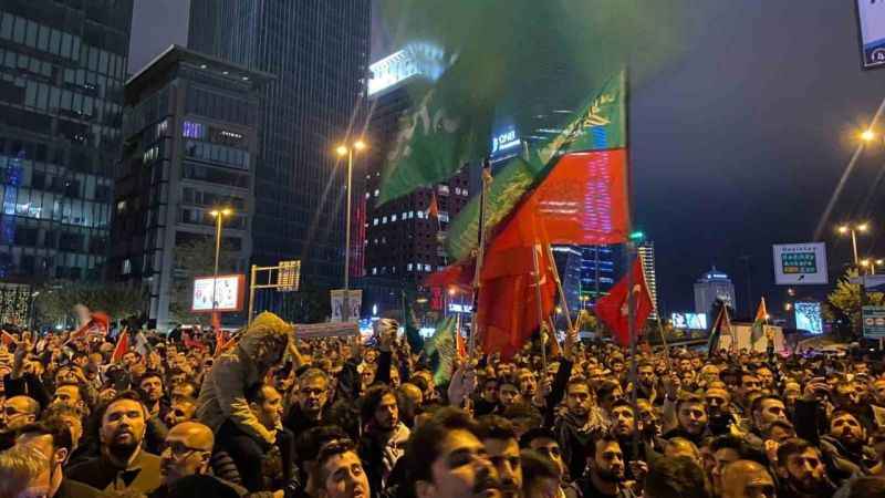 İsrail İstanbul Başkonsolosluğu önündeki protestolarda 1 kişi hayatını kaybetti, 43'ü polis toplam 63 kişi yaralandı İsrail İstanbul Başkonsolosluğu önündeki protestolarda 1 kişi hayatını kaybetti, 43'ü polis toplam 63 kişi yaralandı