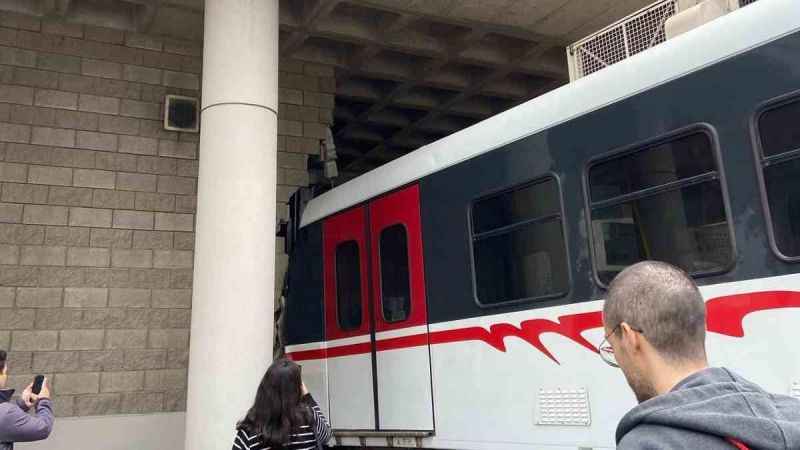 İzmir’de metro raydan çıkarak duvara çarptı İzmir’de metro raydan çıkarak duvara çarptı