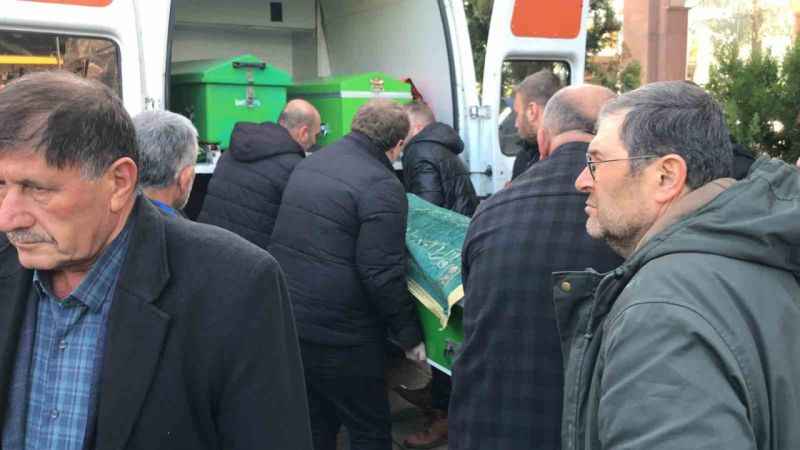 Depremden korkup 2. kattan atlayan İsmail Toygar toprağa verildi Depremden korkup 2. kattan atlayan İsmail Toygar toprağa verildi