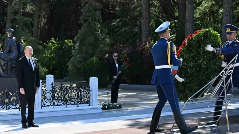 Azerbaycan’ın ulusal lideri Haydar Aliyev 101. doğum gününde mezarı başında anıldı Azerbaycan’ın ulusal lideri Haydar Aliyev 101. doğum gününde mezarı başında anıldı
