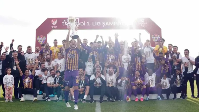 Şampiyon Eyüpspor kupasını kaldırdı Şampiyon Eyüpspor kupasını kaldırdı