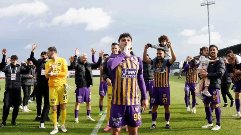 Şampiyon Eyüpspor kupasını kaldırdı Şampiyon Eyüpspor kupasını kaldırdı