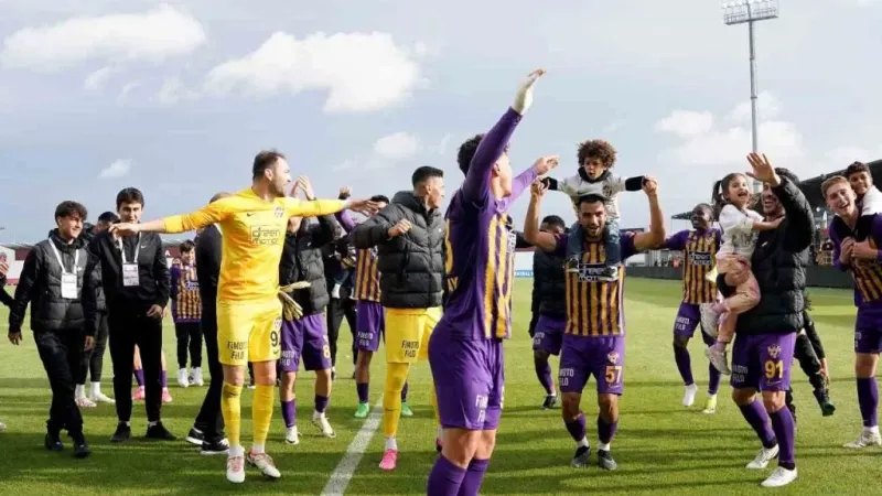 Şampiyon Eyüpspor kupasını kaldırdı Şampiyon Eyüpspor kupasını kaldırdı