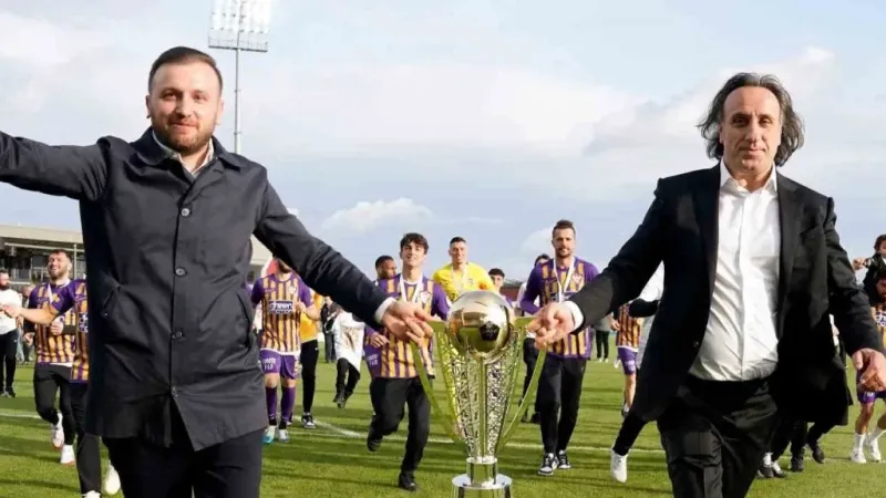 Şampiyon Eyüpspor kupasını kaldırdı Şampiyon Eyüpspor kupasını kaldırdı