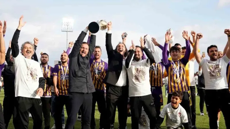 Şampiyon Eyüpspor kupasını kaldırdı Şampiyon Eyüpspor kupasını kaldırdı