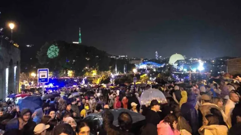 Gürcistan’da yaklaşık 50 bin kişi “Yabancı Etkinin Şeffaflığı” yasa tasarısına karşı yürüdü Gürcistan’da yaklaşık 50 bin kişi “Yabancı Etkinin Şeffaflığı” yasa tasarısına karşı yürüdü