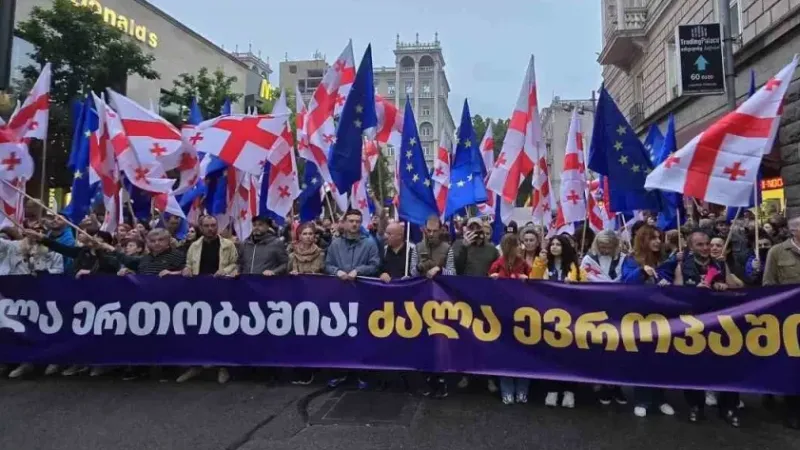 Gürcistan’da yaklaşık 50 bin kişi “Yabancı Etkinin Şeffaflığı” yasa tasarısına karşı yürüdü Gürcistan’da yaklaşık 50 bin kişi “Yabancı Etkinin Şeffaflığı” yasa tasarısına karşı yürüdü