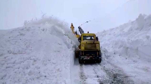 Muş’ta kar kalınlığının 7-8 metre olduğu bölgede yol açma çalışması başlatıldı Muş’ta kar kalınlığının 7-8 metre olduğu bölgede yol açma çalışması başlatıldı