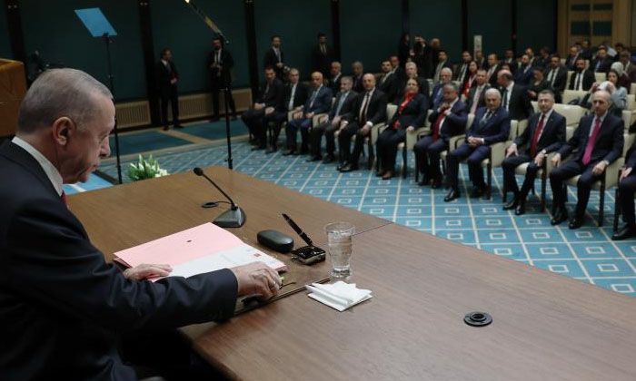 Cumhurbaşkanı Erdoğan, seçimlerin 14 Mayıs’ta yapılması için imzayı attı Cumhurbaşkanı Erdoğan, seçimlerin 14 Mayıs’ta yapılması için imzayı attı
