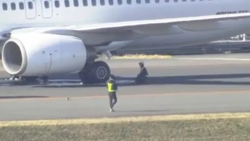 Japonya’da yolcu uçağının lastiği patladı Japonya’da yolcu uçağının lastiği patladı