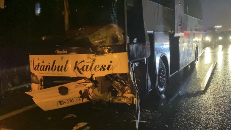 Kuzey Marmara Otoyolu’nda feci ölüm: Yola reflektör koyarken otobüs çarptı Kuzey Marmara Otoyolu’nda feci ölüm: Yola reflektör koyarken otobüs çarptı