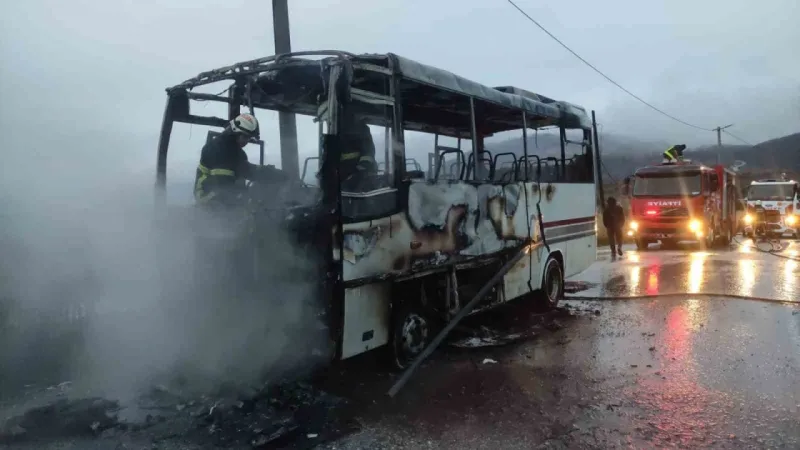 Yalova’da faciadan dönüldü...Öğrenci servisi alevlere teslim oldu Yalova’da faciadan dönüldü...Öğrenci servisi alevlere teslim oldu