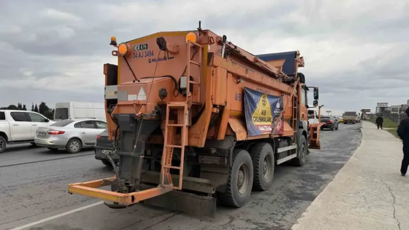 İstanbul’da uyarıların ardından kar küreme araçları yollara indi İstanbul’da uyarıların ardından kar küreme araçları yollara indi
