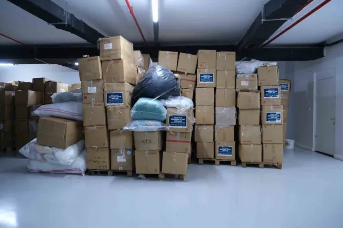 Esenyurt'ta skandal: Deprem yardımları 2 yıl sonra depodan çıktı Esenyurt'ta skandal: Deprem yardımları 2 yıl sonra depodan çıktı