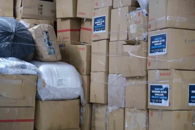 Esenyurt'ta skandal: Deprem yardımları 2 yıl sonra depodan çıktı Esenyurt'ta skandal: Deprem yardımları 2 yıl sonra depodan çıktı