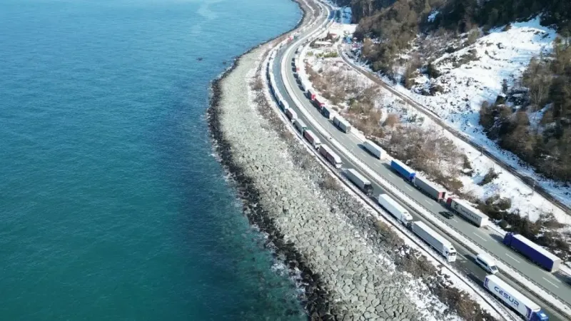 Gürcistan’daki yoğun kar yağışı nedeniyle Artvin’de uzun tır kuyrukları oluştu Gürcistan’daki yoğun kar yağışı nedeniyle Artvin’de uzun tır kuyrukları oluştu