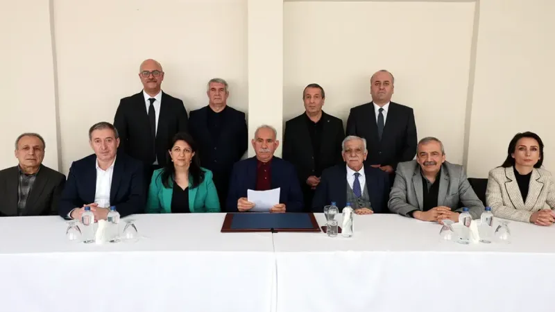 İmralı'dan PKK'ya silah bırakma çağrısı İmralı'dan PKK'ya silah bırakma çağrısı