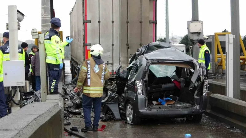 Kuzey Marmara Otoyolu gişelerinde feci kaza: Araç tırın altına girdi Kuzey Marmara Otoyolu gişelerinde feci kaza: Araç tırın altına girdi