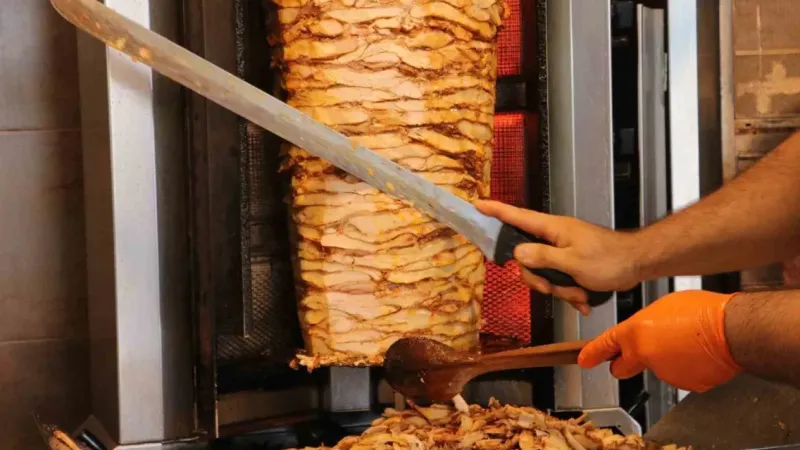 Pişmiş tavuk dönere çiğ tavuk takılması ölümcül olabiliyor Pişmiş tavuk dönere çiğ tavuk takılması ölümcül olabiliyor