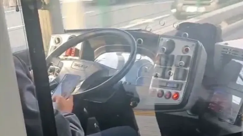 Metrobüs şoföründen "pes" dedirten duyarsızlık  Metrobüs şoföründen "pes" dedirten duyarsızlık