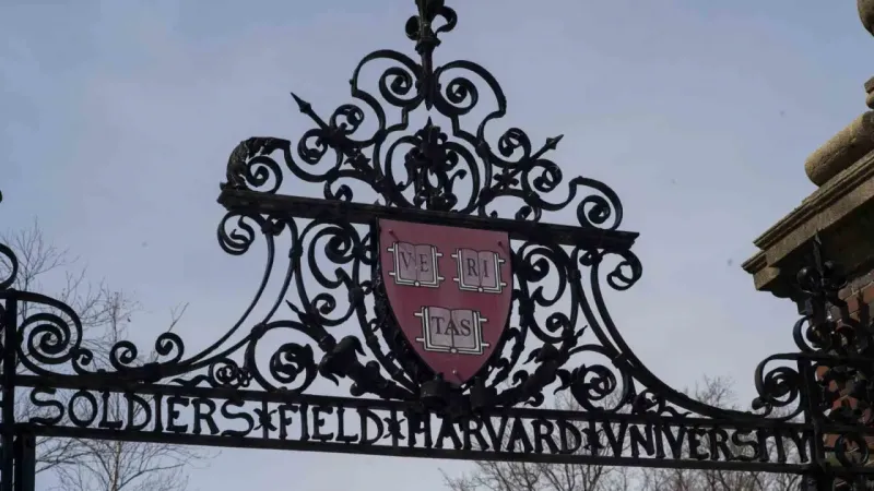Trump’tan Harvard’a gelmeyi planlayan yeni yabancı öğrencilere vize yasağı