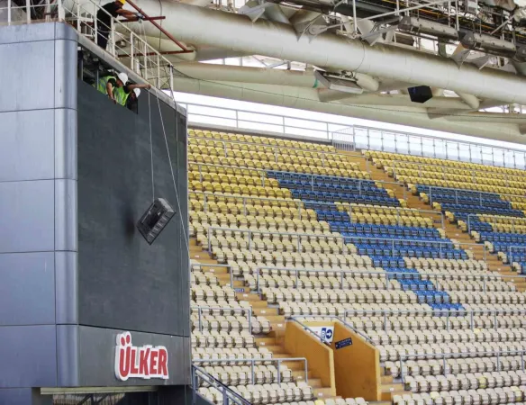 Fenerbahçe stadındaki scoreboardlar yenileniyor Fenerbahçe stadındaki scoreboardlar yenileniyor