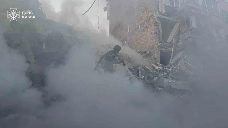 Rus ordusundan Ukrayna’nın başkenti Kiev’e saldırı: 14 ölü, 60 yaralı Rus ordusundan Ukrayna’nın başkenti Kiev’e saldırı: 14 ölü, 60 yaralı