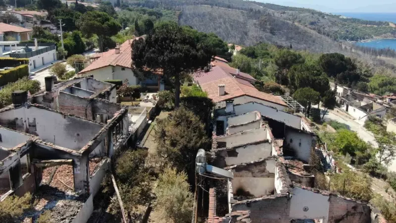 İzmir’deki yangında 85 yazlık ev küle döndü İzmir’deki yangında 85 yazlık ev küle döndü
