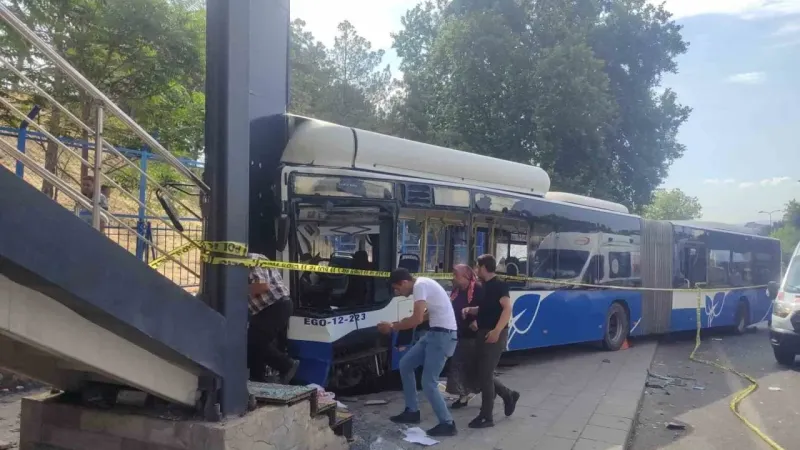 Ankara’da belediye otobüsü kaza yaptı: 20 yaralı Ankara’da belediye otobüsü kaza yaptı: 20 yaralı