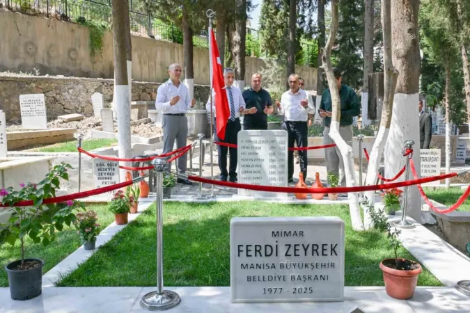 Ferdi Zeyrek vefatının 52. gününde dualarla anıldı Ferdi Zeyrek vefatının 52. gününde dualarla anıldı