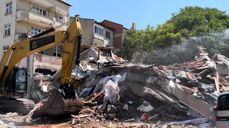 Balıkesir’de depremde yıkılan 3 katlı binanın enkaz kaldırma çalışmaları başladı Balıkesir’de depremde yıkılan 3 katlı binanın enkaz kaldırma çalışmaları başladı