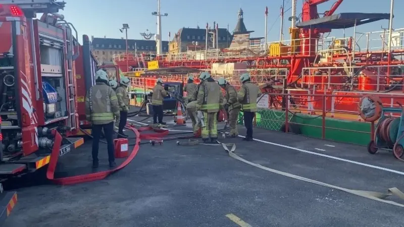 Haydarpaşa Limanı’nda yakıt ikmal gemisinde yangın Haydarpaşa Limanı’nda yakıt ikmal gemisinde yangın