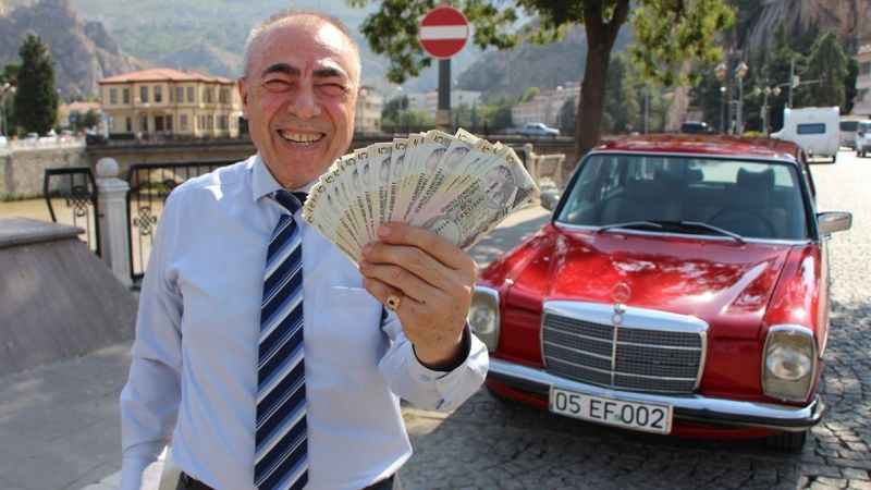 Arabasını satın alana üstüne 'bir deste para' verecek Arabasını satın alana üstüne 'bir deste para' verecek