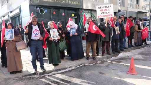 Vanlı annelerin evlat nöbeti sürüyor Vanlı annelerin evlat nöbeti sürüyor