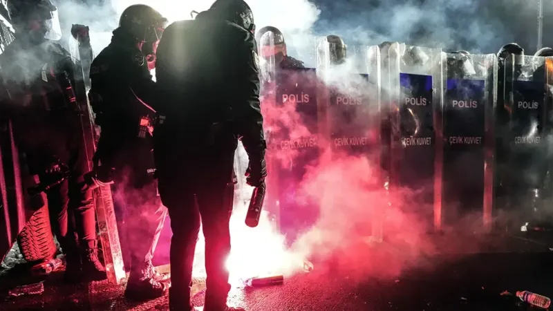 İzinsiz gösterilerde 123 polis yaralandı İzinsiz gösterilerde 123 polis yaralandı