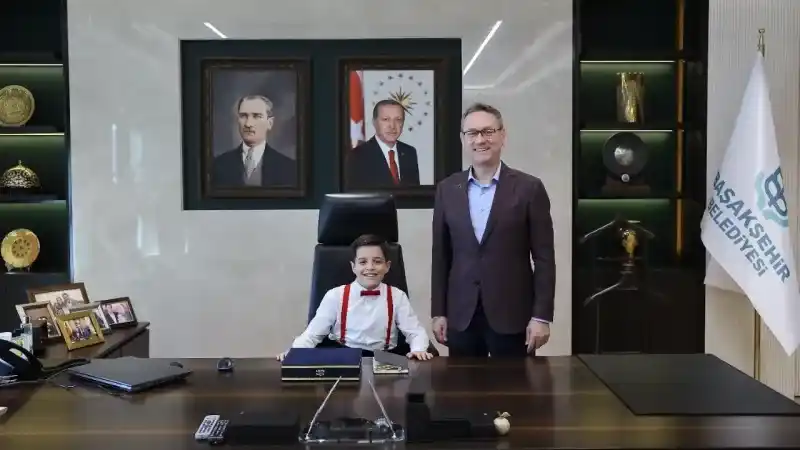 23 Nisan’da Başakşehir’de başkanlık koltuğuna oturan Hikmet’ten Filistin’e anlamlı mesaj 23 Nisan’da Başakşehir’de başkanlık koltuğuna oturan Hikmet’ten Filistin’e anlamlı mesaj