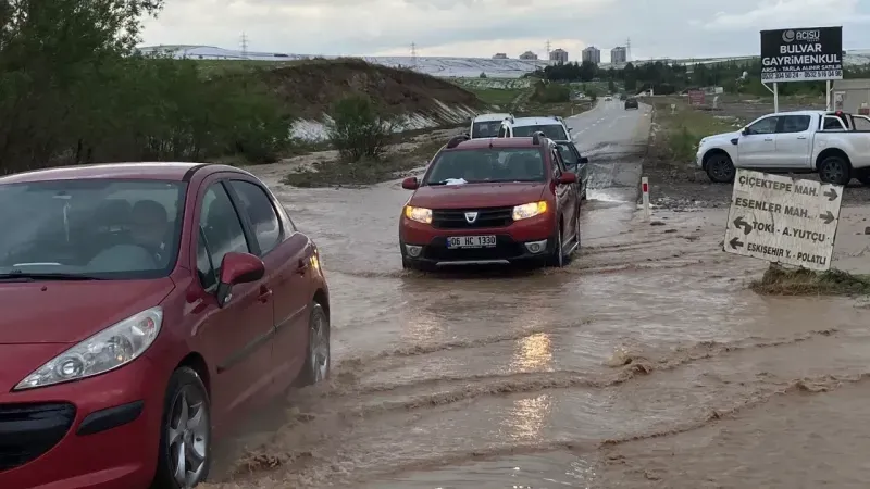 Ankara’da kuvvetli sağanak ve dolu yolları göle çevirdi Ankara’da kuvvetli sağanak ve dolu yolları göle çevirdi