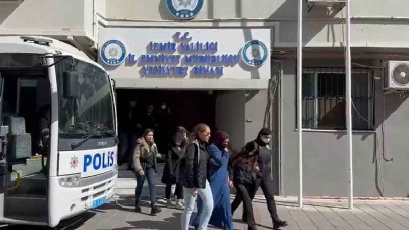 Yeşilçam filmleri gerçek oldu: İçeceklerine ’kokusuz aseton’ atıp uyutarak dolandırmışlar Yeşilçam filmleri gerçek oldu: İçeceklerine ’kokusuz aseton’ atıp uyutarak dolandırmışlar