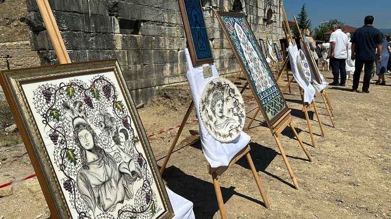 2 bin yıllık antik kentte ilk çini sergisi 2 bin yıllık antik kentte ilk çini sergisi