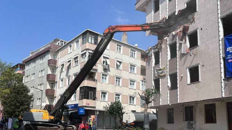 Avcılar’da kentsel dönüşüm çalışmasında 1999’uncu binanın yıkımına başlandı Avcılar’da kentsel dönüşüm çalışmasında 1999’uncu binanın yıkımına başlandı