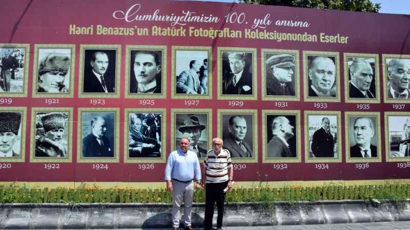 Koleksiyondaki Atatürk fotoğraflarını görünce duygulandı Koleksiyondaki Atatürk fotoğraflarını görünce duygulandı