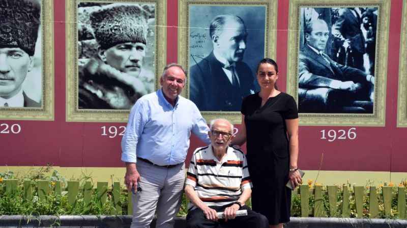 Koleksiyondaki Atatürk fotoğraflarını görünce duygulandı Koleksiyondaki Atatürk fotoğraflarını görünce duygulandı