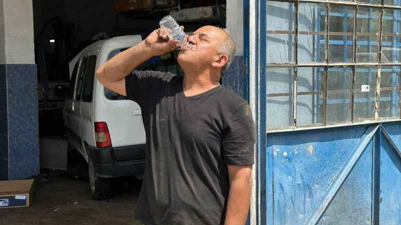 Sanayi esnafının sıcağa rağmen zorlu mesaisi Sanayi esnafının sıcağa rağmen zorlu mesaisi