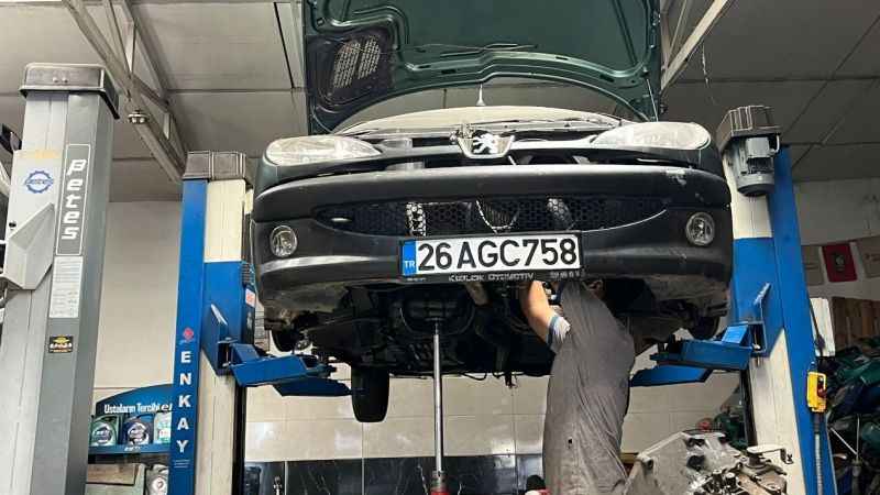 Sanayi esnafının sıcağa rağmen zorlu mesaisi Sanayi esnafının sıcağa rağmen zorlu mesaisi