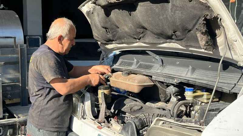 Sanayi esnafının sıcağa rağmen zorlu mesaisi Sanayi esnafının sıcağa rağmen zorlu mesaisi