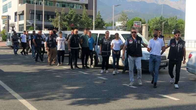 Kasiyer Merve cinayetinde gözaltına alınan 7 şüpheliden 6'sı tutuklandı Kasiyer Merve cinayetinde gözaltına alınan 7 şüpheliden 6'sı tutuklandı