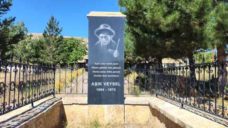 Halk Ozanı Aşık Veysel mezarı başında anıldı Halk Ozanı Aşık Veysel mezarı başında anıldı