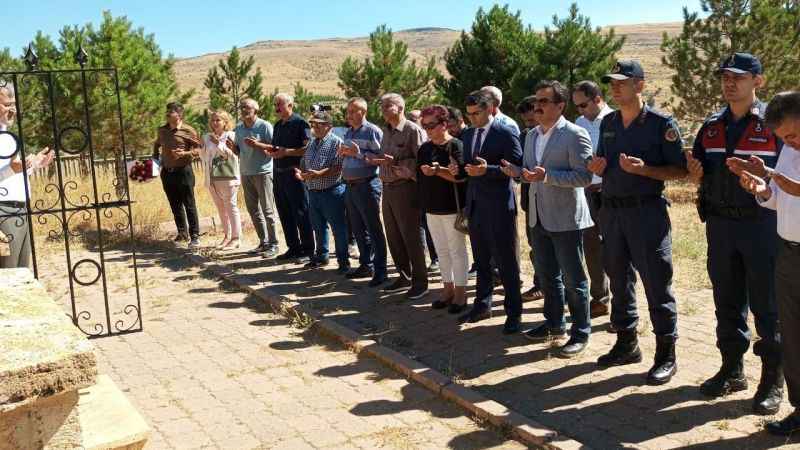 Halk Ozanı Aşık Veysel mezarı başında anıldı Halk Ozanı Aşık Veysel mezarı başında anıldı