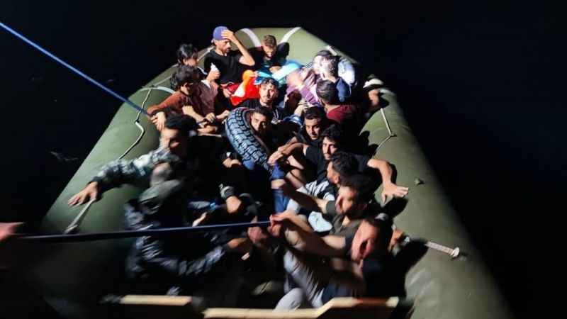 Bodrum'da 21 düzensiz göçmen kurtarıldı Bodrum'da 21 düzensiz göçmen kurtarıldı